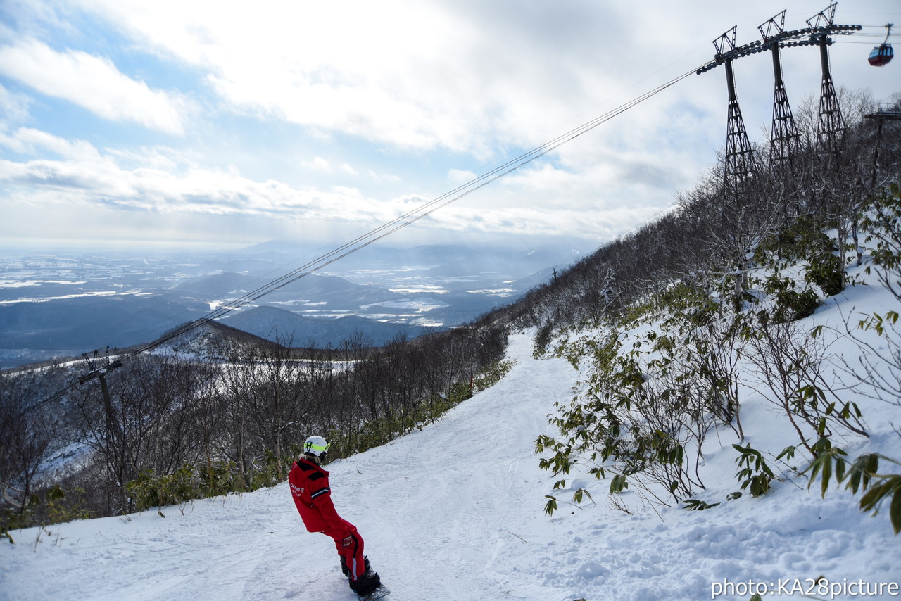 十勝サホロリゾート　サホロゴンドラ営業開始。山頂から山麓まで、全長約3,300ｍのロング滑走が可能です！